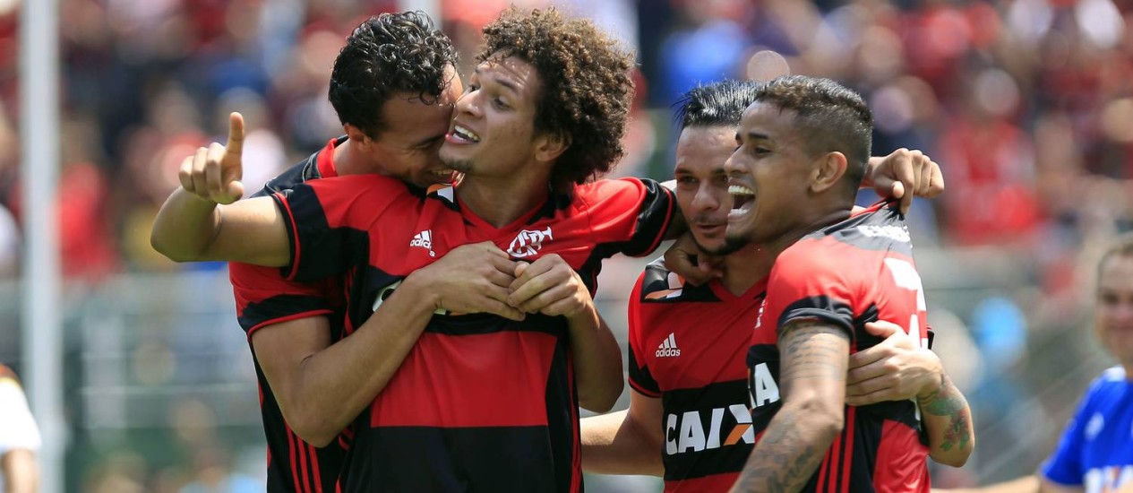 Damião abraça Arão, autor do primeiro gol do Flamengo nos 2 a 0 sobre o Figueirense no Pacaembu: Pará e Éverton também comemoram (Foto: Edilson Dantas / Agência O Globo)