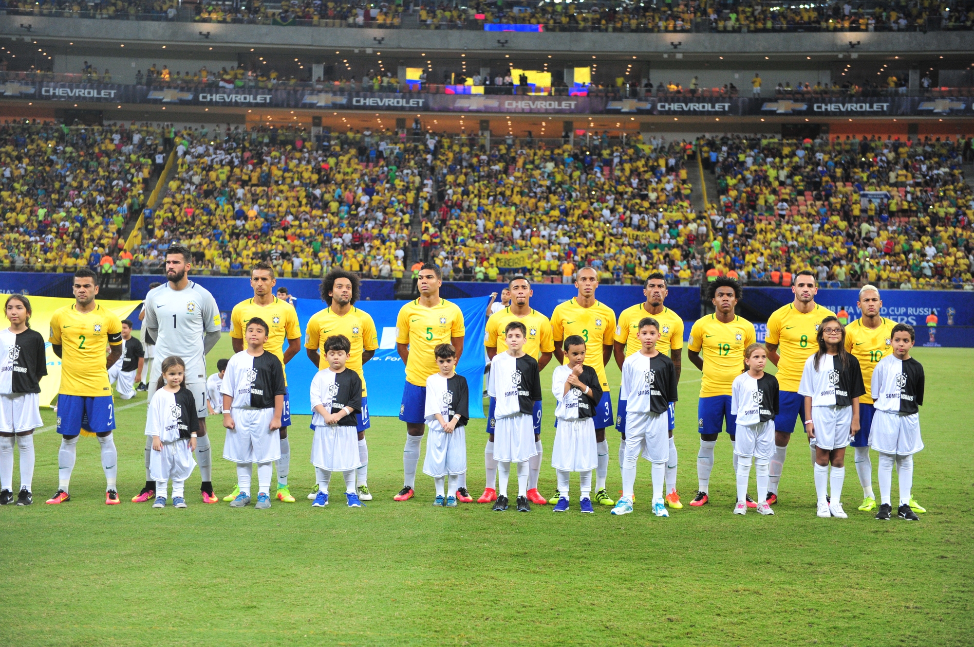 Comportamento de torcedores em Brasil x Colômbia gera punição da Fifa (Foto: Getty Images)