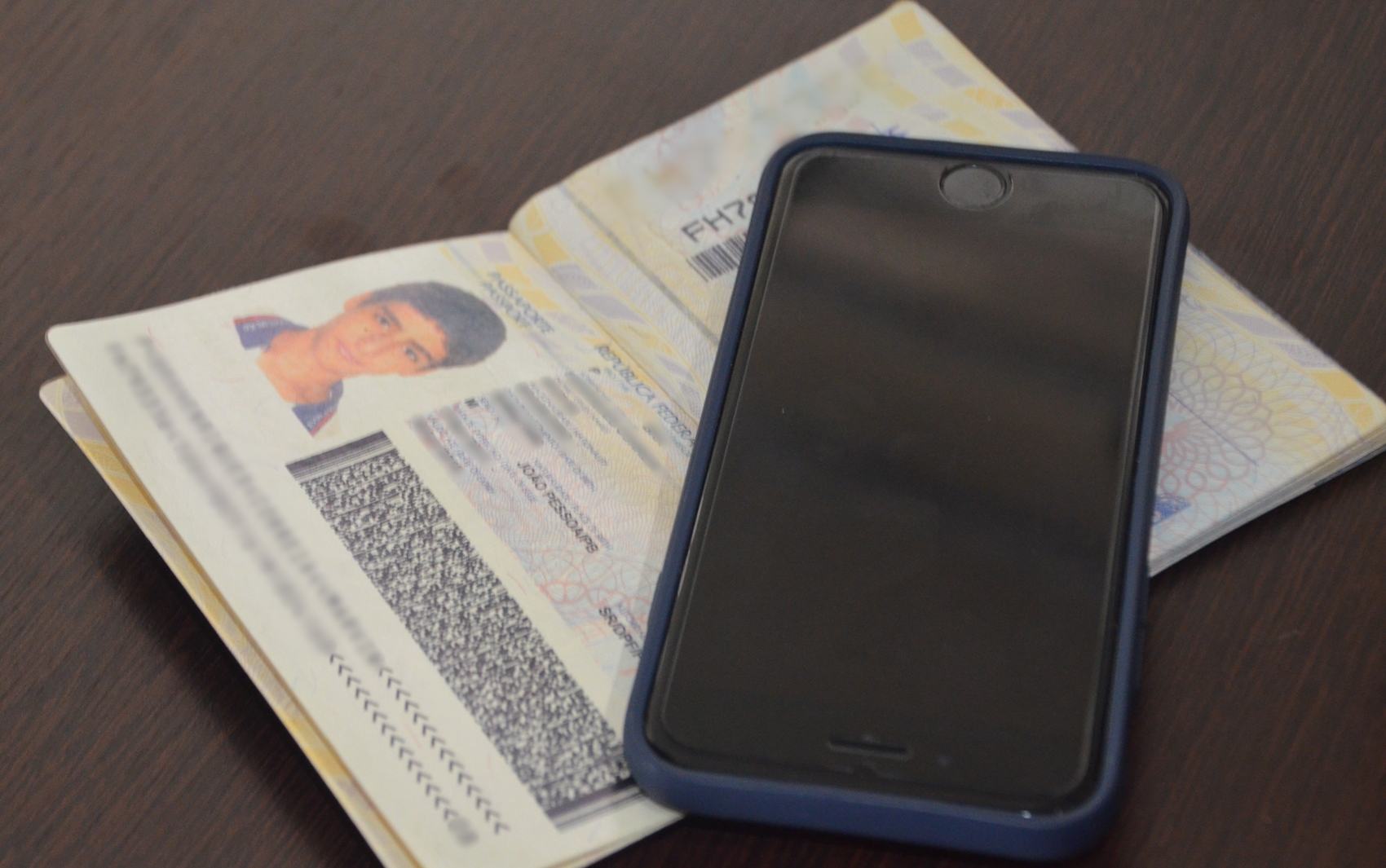 Polícia apreendeu o passaporte e um celular com o suspeito (Foto: Diogo Almeida)