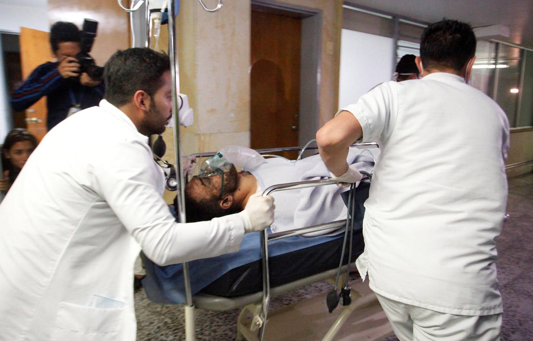 Ferido em queda de avião da Chapecoense, jogador Alan Luciano Ruschel é atendido em hospital na Colômbia (Foto: Guillermo Ossa/Reuters)