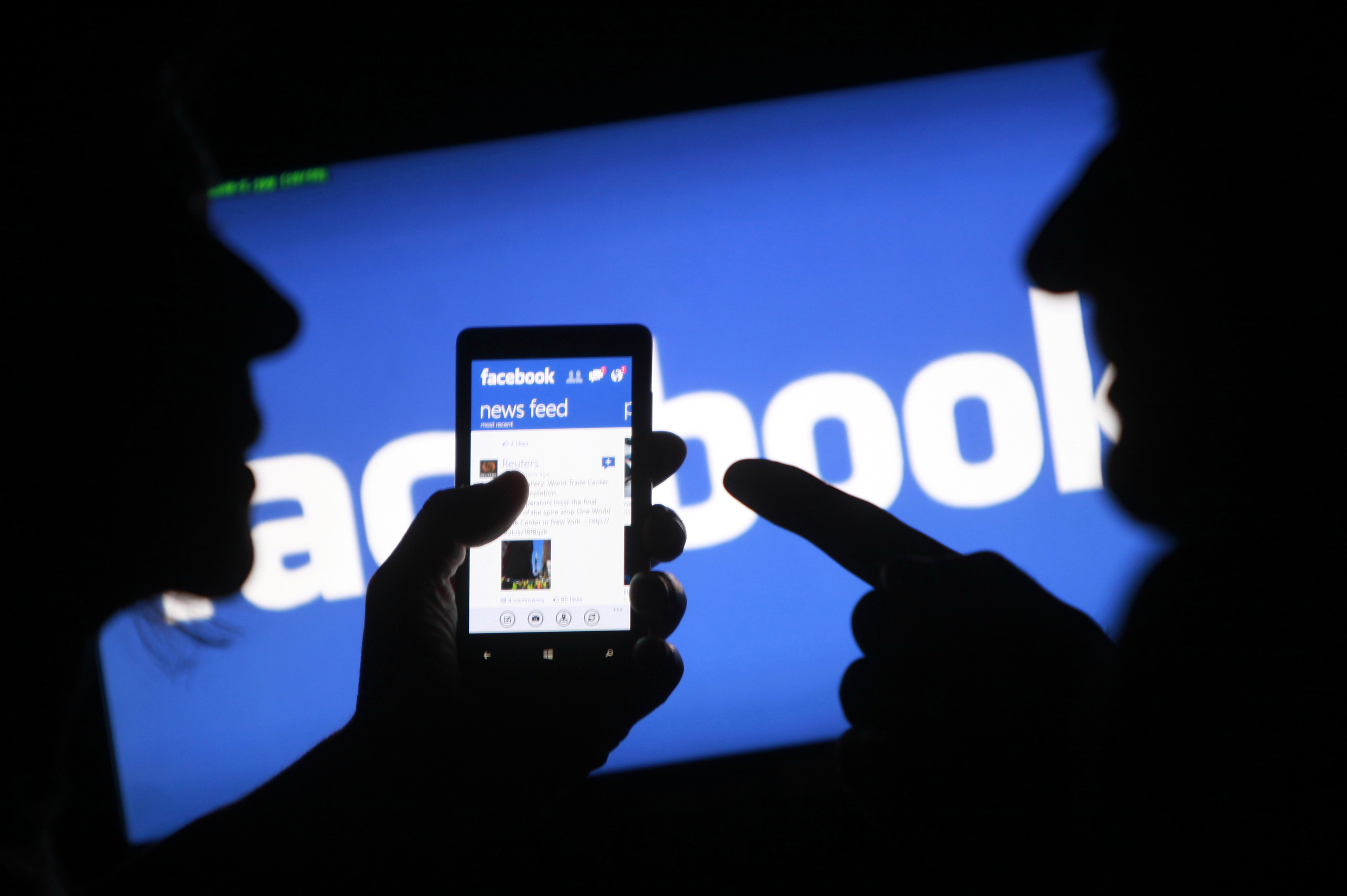 A smartphone user shows the Facebook application on his phone in the central Bosnian town of Zenica, in this photo illustration, May 2, 2013. 
Facebook Inc's mobile advertising revenue growth gained momentum in the first three months of the year as the social network sold more ads to users on smartphones and tablets, partially offsetting higher spending which weighed on profits. REUTERS/Dado Ruvic (BOSNIA AND HERZEGOVINA - Tags: SOCIETY SCIENCE TECHNOLOGY BUSINESS) - RTXZ81K