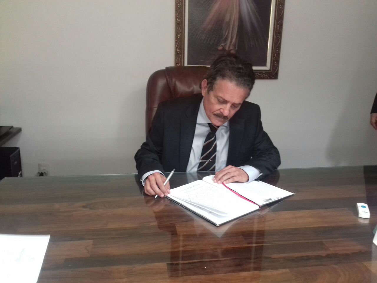 Deputado Tião Gomes assina Termo de Posse (Foto: Albemar Santos)