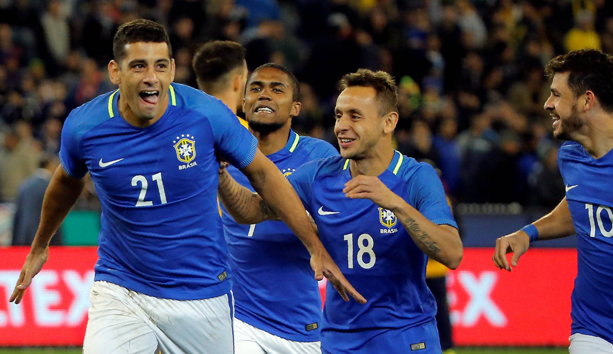 Jogadores da seleção brasileira comemoram segundo gol de Diego Souza