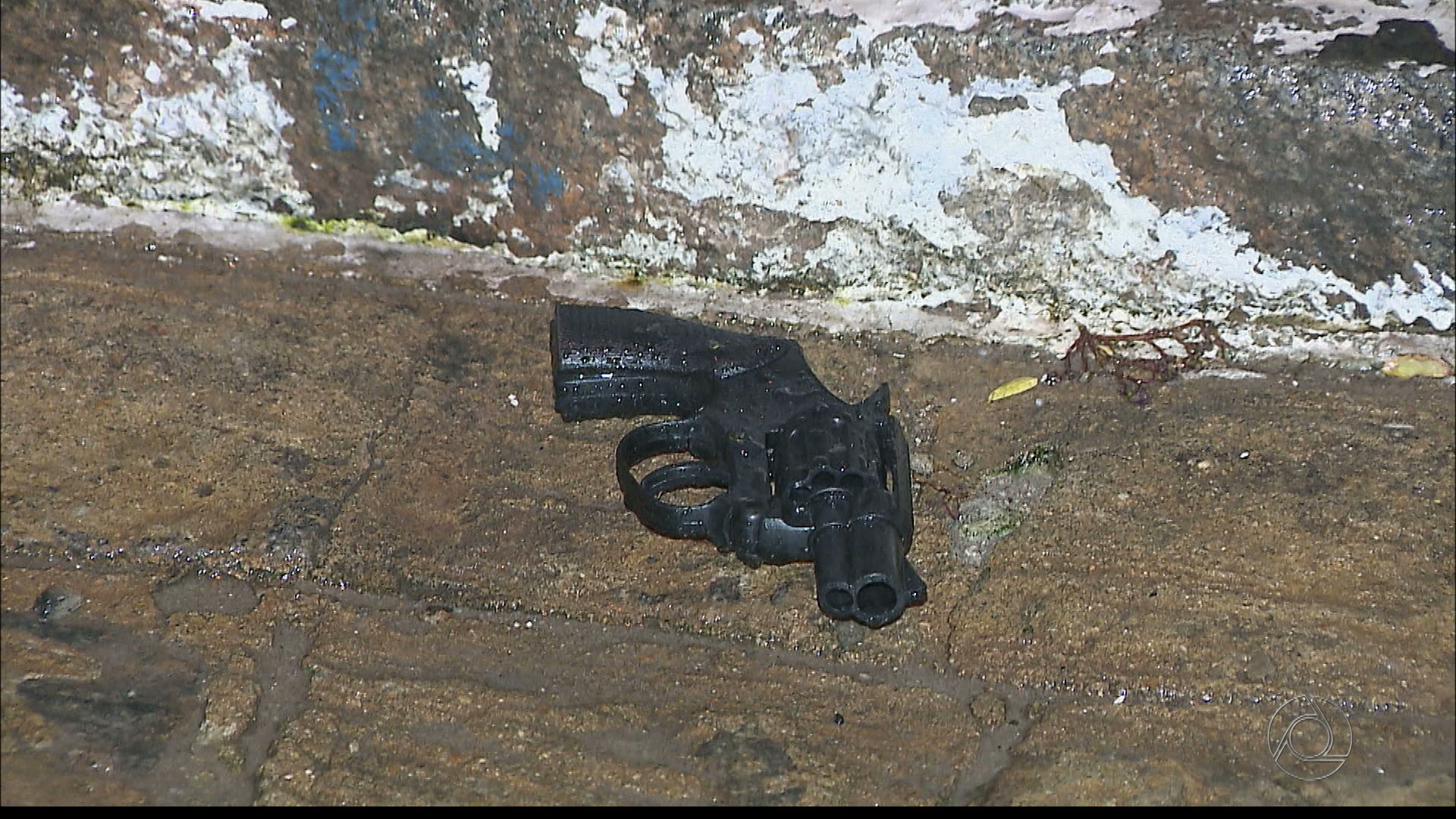 Arma de brinquedo usada pelo suspeito morto foi encontrada próximo ao corpo