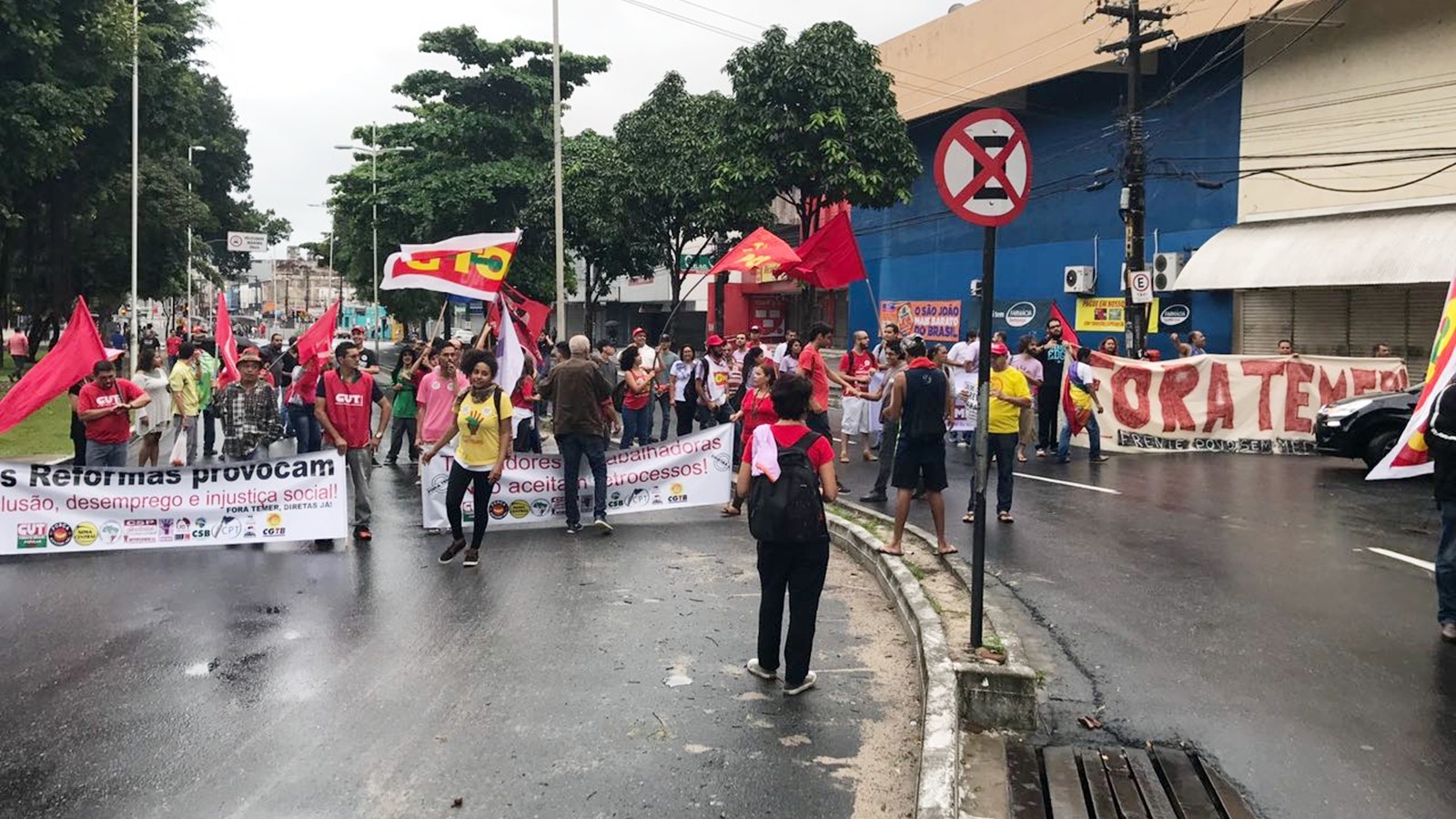 Manifestantes contra presidente Michel Temer e reformas ocuparam ruas de João Pessoa (Foto: Walter Paparazzo)