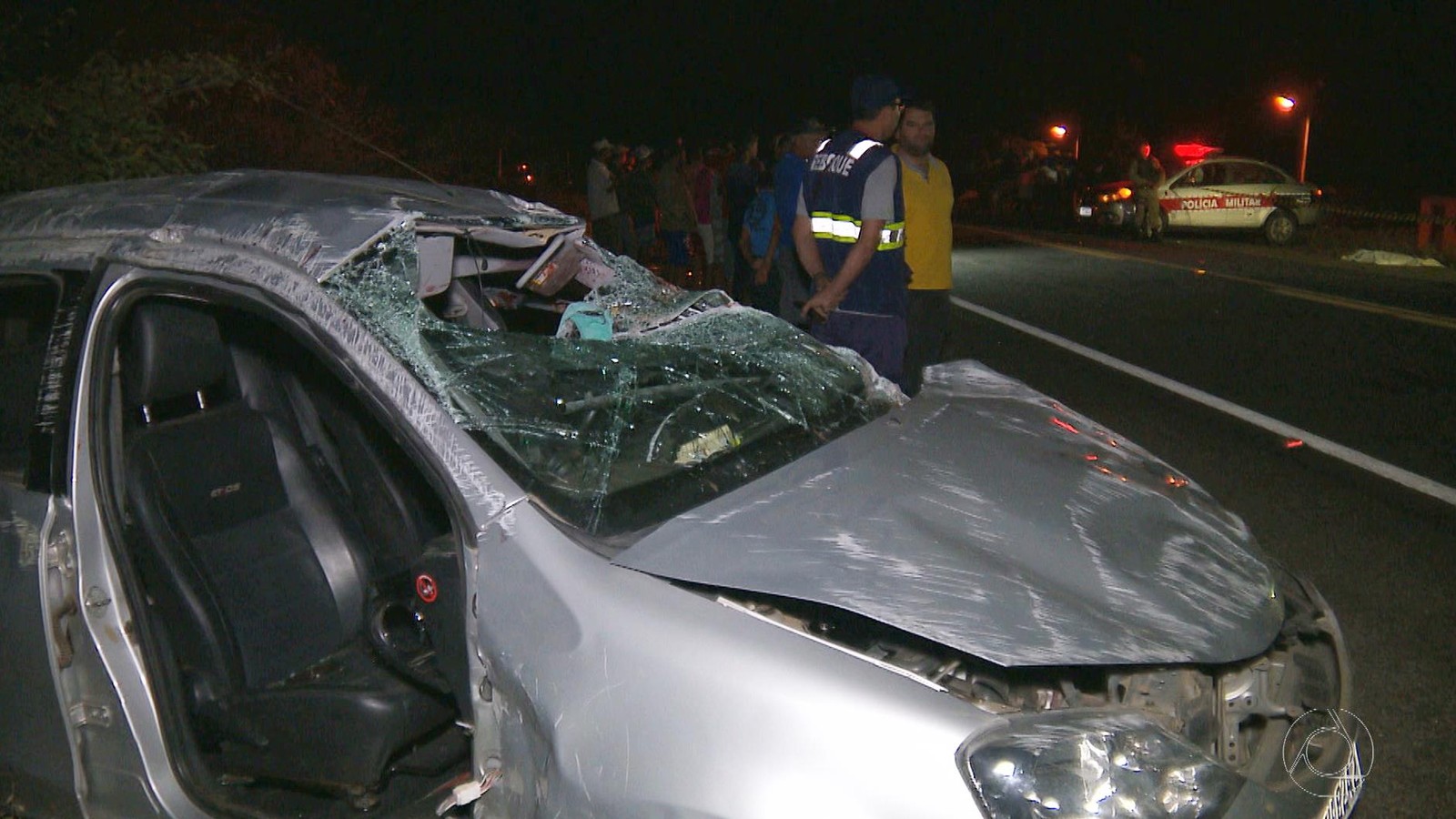 Carro capotou com quatro pessoas nas imediações do km 26 (Foto: Reprodução/TV Cabo Branco)