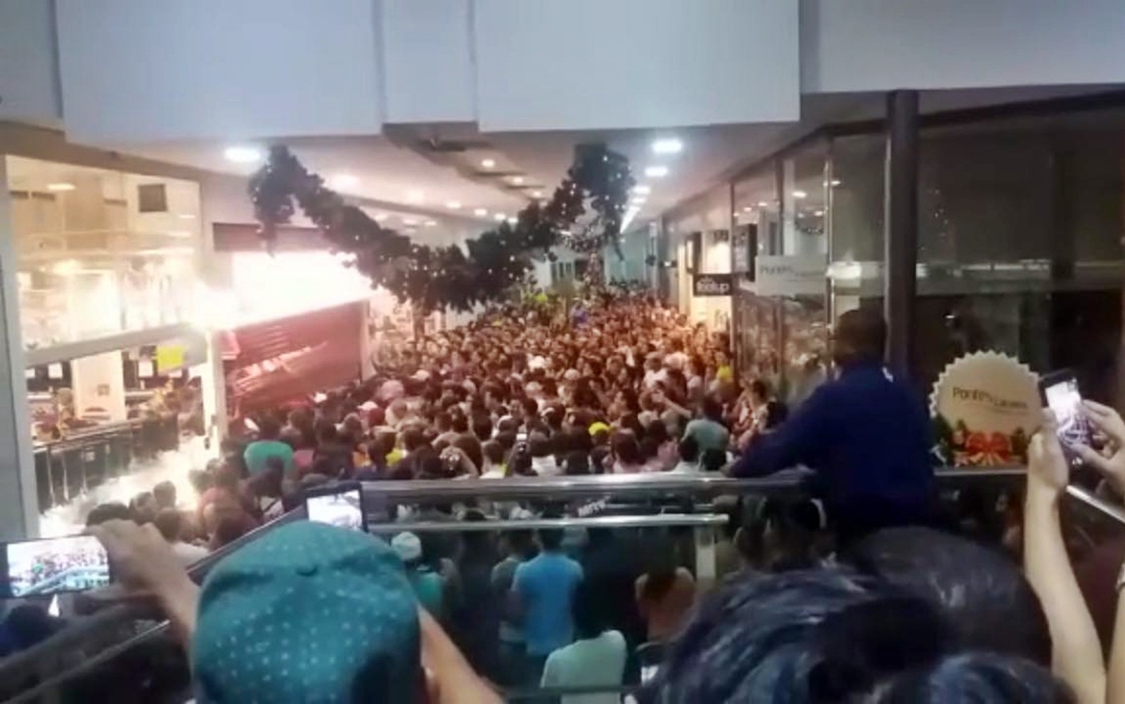 Clientes derrubaram porta de loja em shopping de Guarabira, na Paraíba (Foto: Carlos Galán/Arquivo Pessoal )