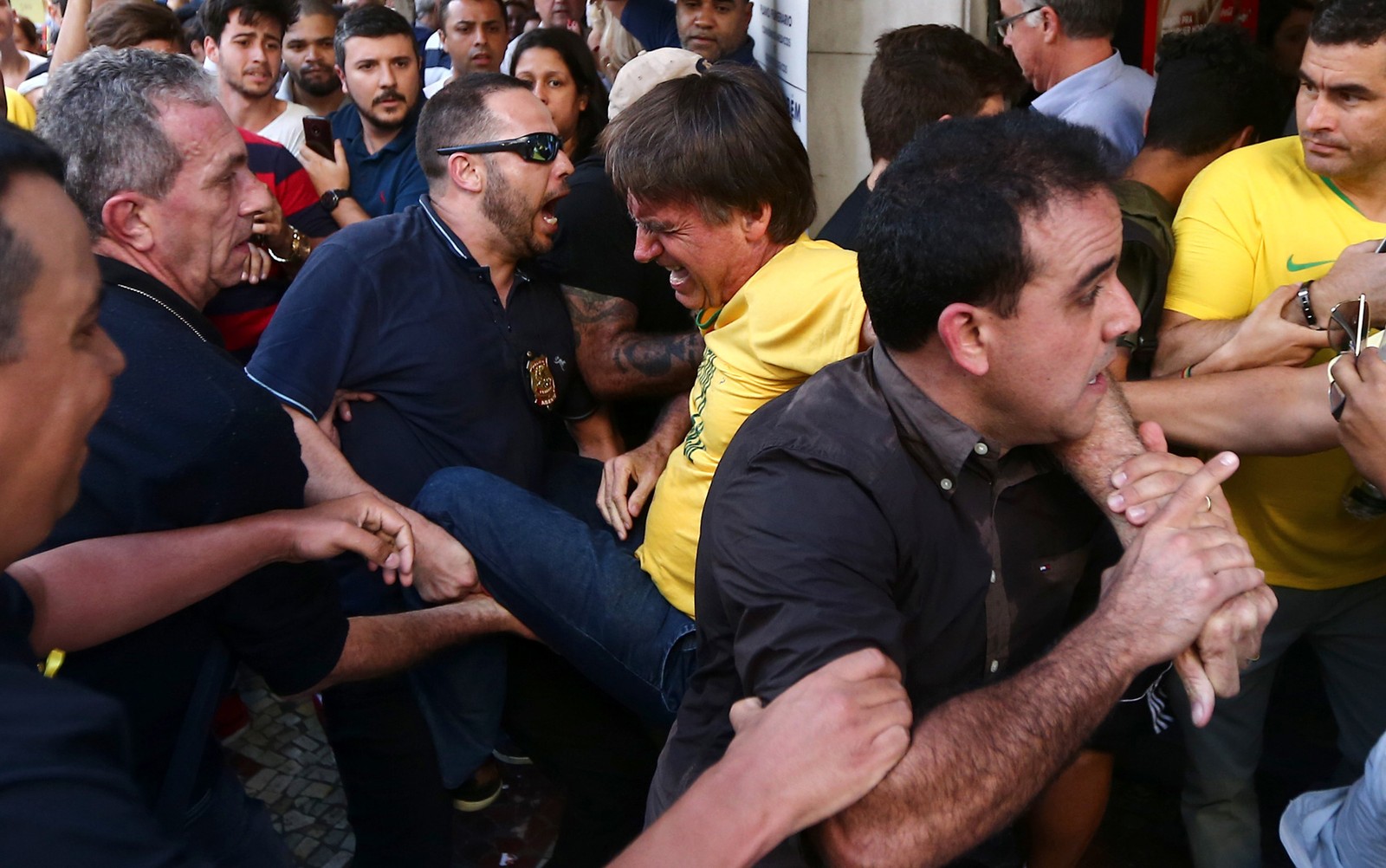 Bolsonaro é retirado às pressas por seguranças após ataque em Juiz de Fora (Foto: Fábio Motta/Estadão Conteúdo)