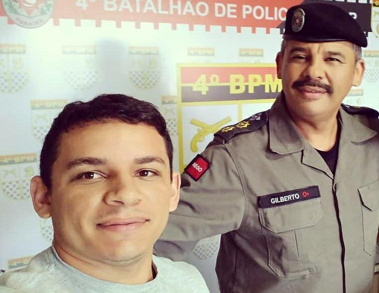 Repórter Pedro Júnior e o comandante Gilberto Felipe. (Foto: reprodução/arquivo).