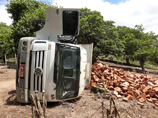 Caminhão carregado de tijolos tomba em Serra da Raíz. (Foto: Felipe Silva)