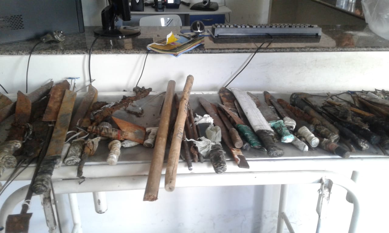 Facas e espetos de vários tamanhos encontrados no presídio JBC em Guarabira. (Foto: Pedro Júnior com reprodução da PMPB)