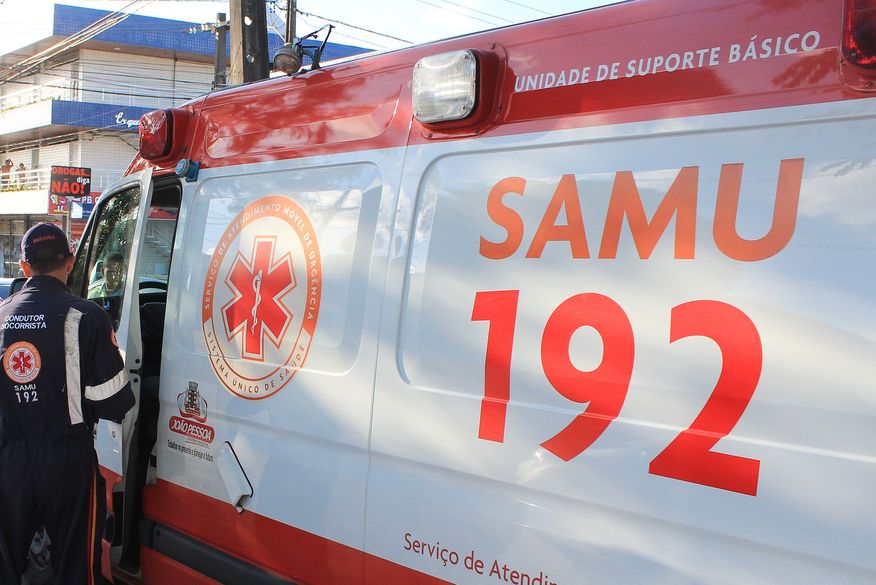 O Samu foi acionado e socorreram a vítima para o Hospital de Trauma de Campina Grande. (Foto: Walla Santos)