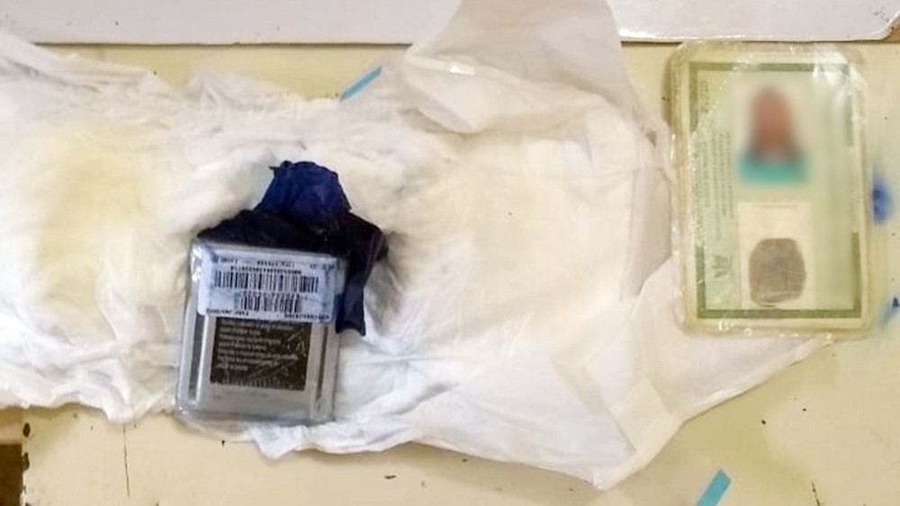 Baterias para celular tinham sido escondidas em fralda descartável no momento da visita — Foto: Divulgação/Secretaria de Administração Penitenciária