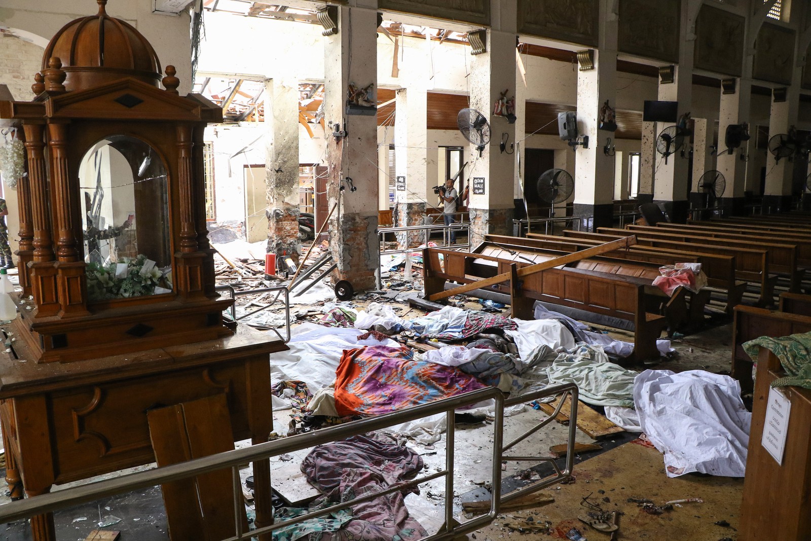 Pessoas mortas após atentado em igreja de Santo Antônio em Colombo, Sri Lanka, neste domingo 21). — Foto: AFP