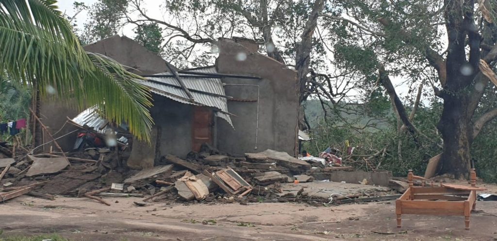 Edifícios danificados depois da passagem do ciclone Kenneth na região da província de Cabo Delgado (Foto: Unicef via Reuters)