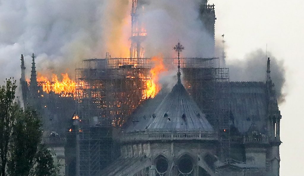 Incêndio atingiu a Catedral de Notre-Dame nesta segunda (15) em Paris — Foto: François Guillot/AFP