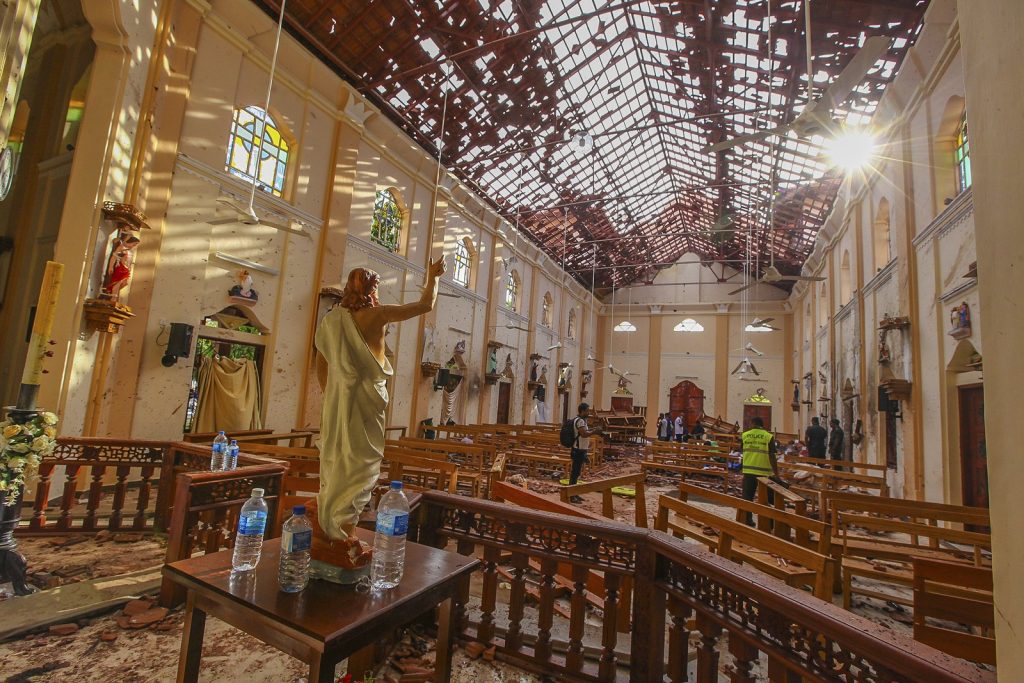 Igreja de São Sebastião, atingida por explosões em Negombo, no norte de Colombo, no Sri Lanka — Foto: Chamila Karunarathne/AP