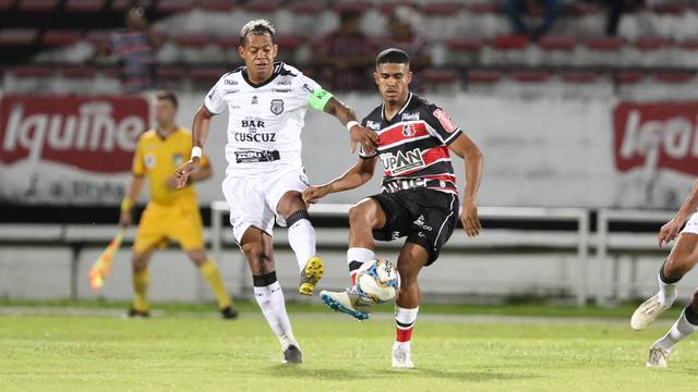 Marcelinho Paraíba e Ítalo Henrique disputam bola (Foto: Marlon Costa / Pernambuco Press)