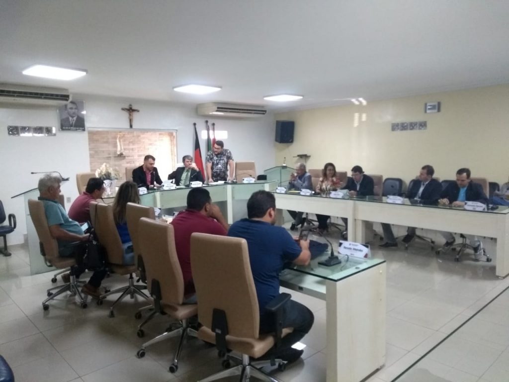 Vereadores aprovaram em sessão extraordinária pedido de prorrogação da licença para tratamento de saúde do prefeito Zenóbio Toscano (Foto: Assessoria CMG)