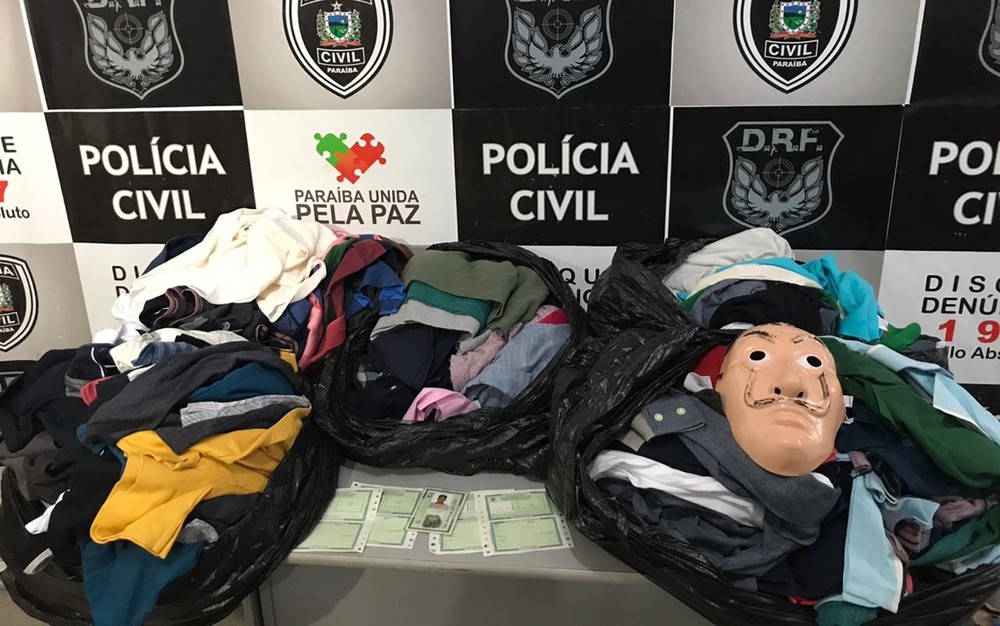 Grupo foi preso com carros, roupas e cédulas de RG em branco, na cidade de Campina Grande, PB — Foto: Victor Melo/Polícia Civil