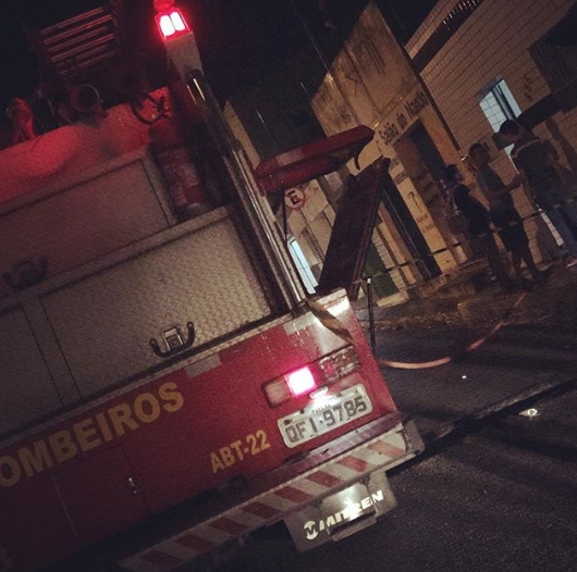 Os bombeiros do 3ºBBM conseguiram apagar as chamas. - Foto: repórter Pedro Júnior/patrulahndoNasRuas