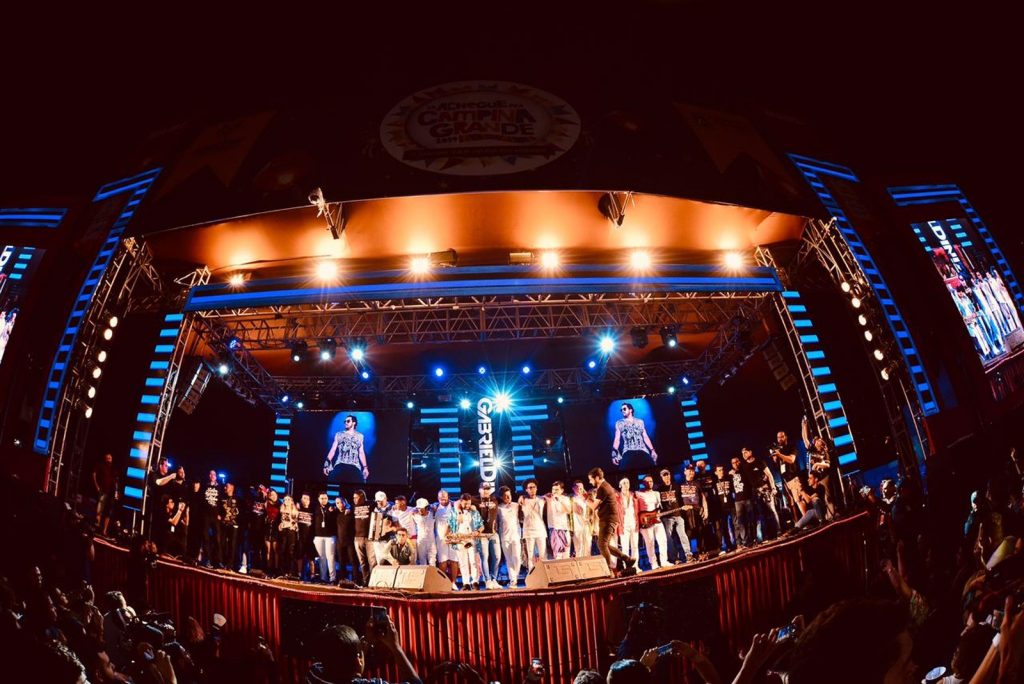 Banda de Gabriel Diniz prestou homenagem ao cantor na noite deste domingo, no Parque do Povo, no São João 2019 de Campina Grande (Foto: Emanuel Tadeu/Medow Entertainment/Divulgação)