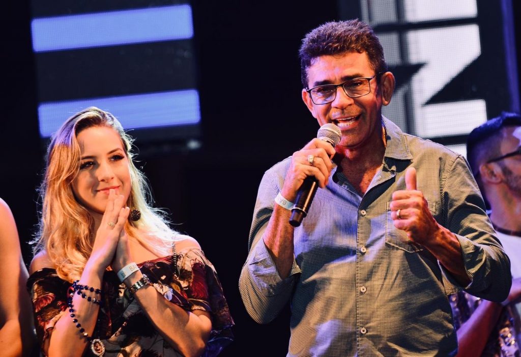 Namorada e pai de Gabriel Diniz também participaram da homenagem ao cantor no São João 2019 de Campina Grande (Foto: Emanuel Tadeu/Medow Entertainment/Divulgação)