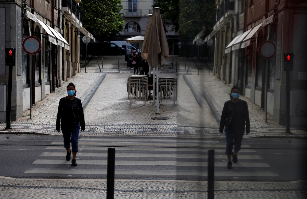 Lisboa, 14 de maio: mulher usando máscara facial caminha pelo centro da cidade — Foto: Rafael Marchante/Reuters