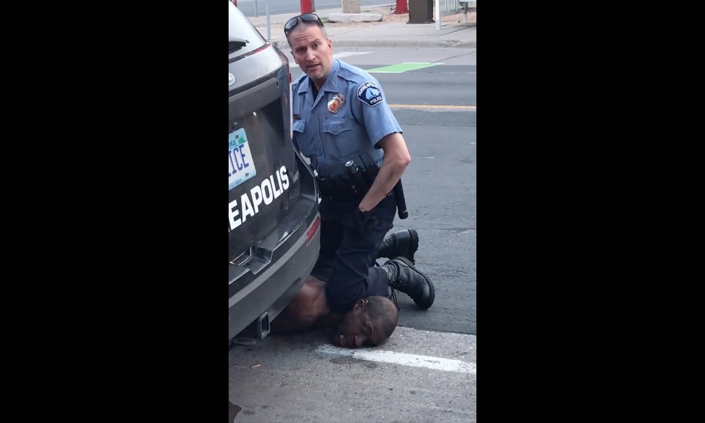 Policial foi filmado com o joelho sobre o pescoço de George Floyd — Foto: AFP/Facebook / Darnella Frazier