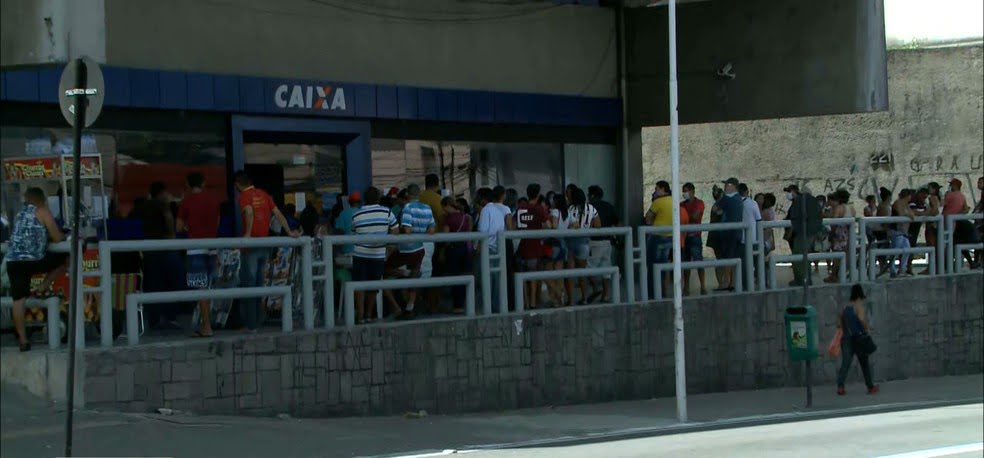 Corrida pelo auxílio emergencial: aglomeração na porta das agências da Caixa na Paraíba