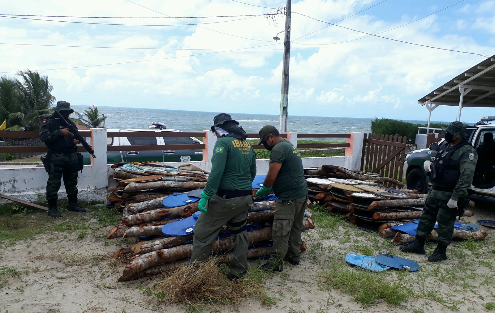 Ibama apreende mais de armadilhas ilegais usadas para capturar lagostas, no Litoral Norte da PB — Foto: Ibama/Divulgação
