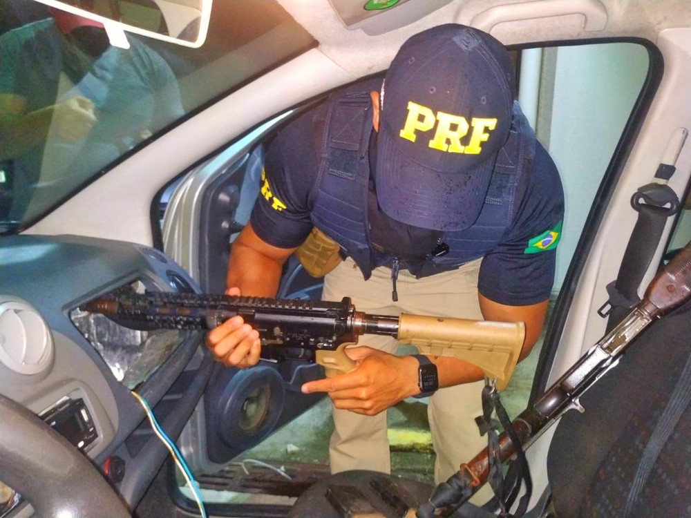 Carabina de uso restrito estava escondida em um fundo falso no painel de um carro abordado pela PRF na Paraíba — Foto: Divulgação/PRF