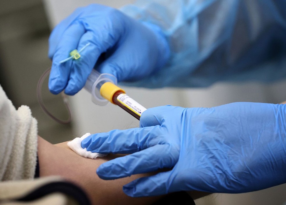 Enfermeira coleta material para teste de anticorpos para o novo coronavírus, também chamado de teste sorológico — Foto: Vitória McNamee / Getty Images / AFP