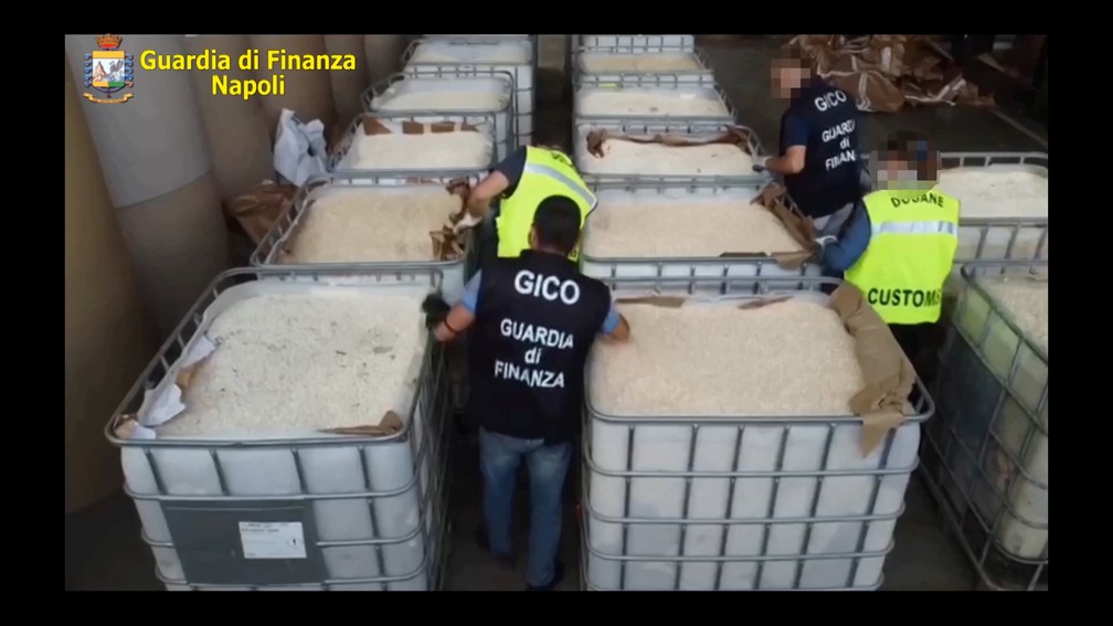 Frame de vídeo mostra policiais italianos durante apreensão de caixas contendo pílulas de anfetamina produzidas pelo Estado Islâmico (EI) em Salerno, na Itália — Foto: Divulgação/Polícia Italiana via Reuters