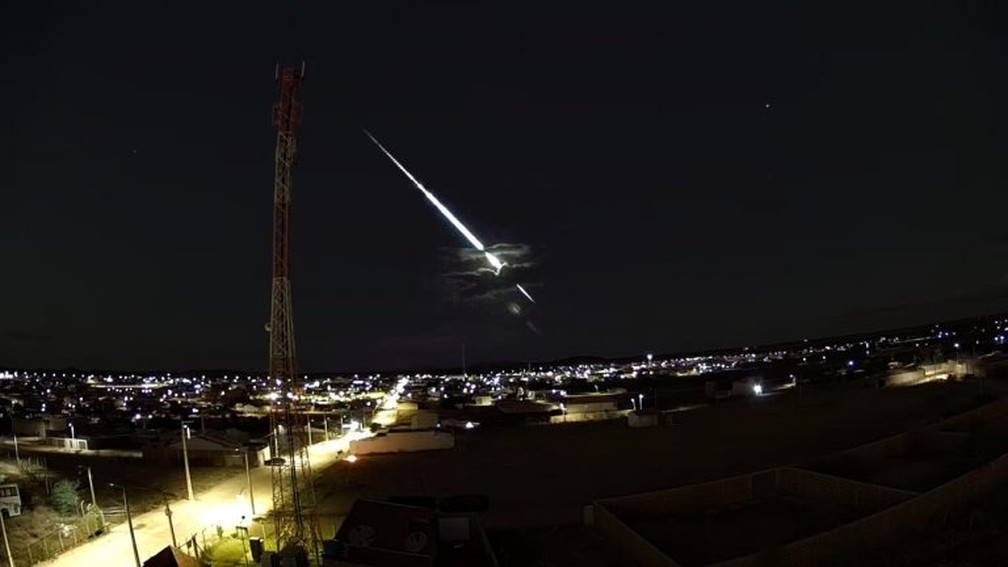 Meteoro brilhante foi visto no Sertão de Pernambuco na noite da quarta-feira (15) — Foto: Atel Telecom/Clima Ao Vivo