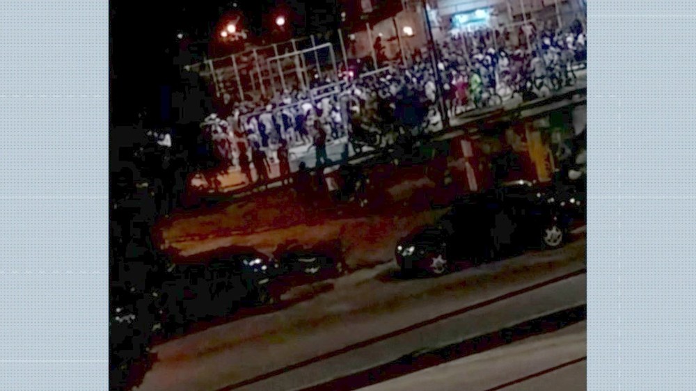 Multidão estava fazendo competição de "passinho" em praça de João Pessoa — Foto: Reprodução/TV Cabo Branco