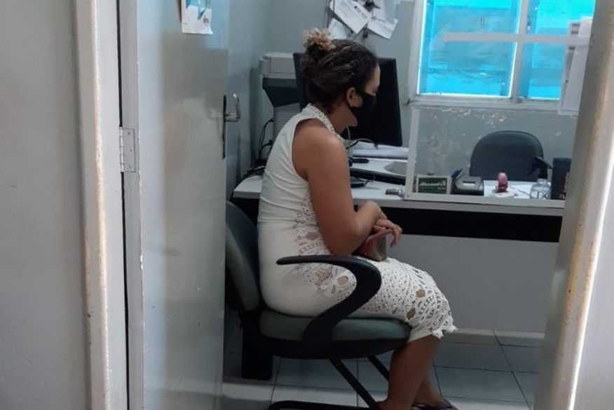 A mulher acusada de estelionato passou por audiência neste domingo (15) (Foto: Rubens Júnior/Sistema Arapuan de Comunicação)